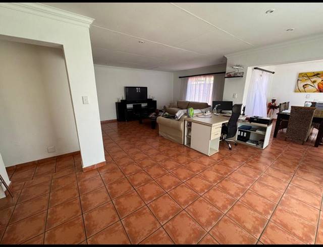 3 BEDROOM CLUSTER FOR SALE IN VAN RIEBEECK PARK